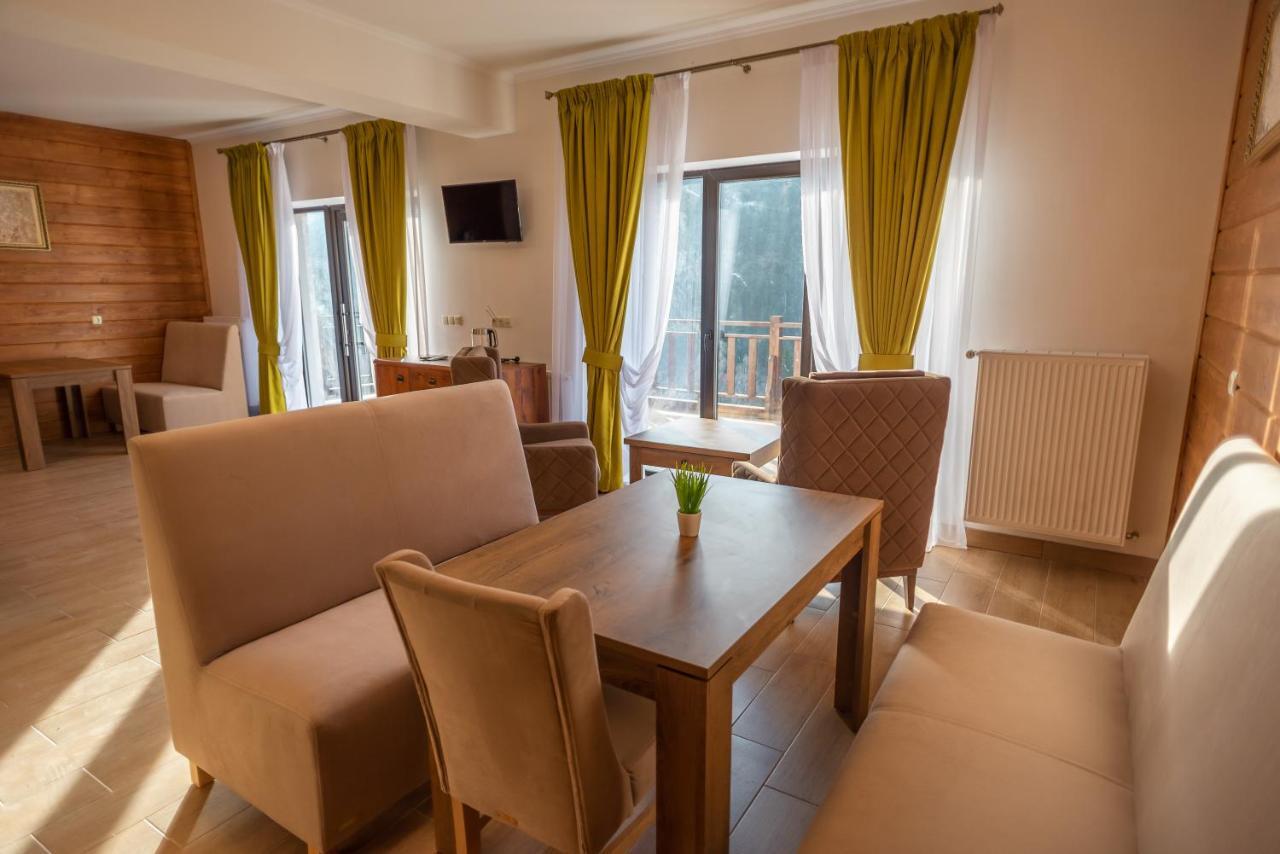Residence Nesh Tatariv Eksteriør bilde