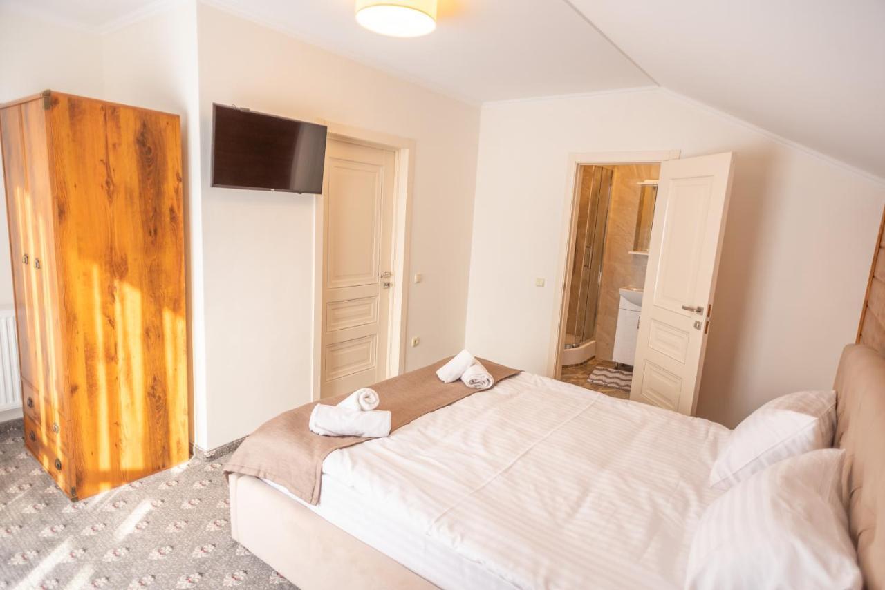 Residence Nesh Tatariv Eksteriør bilde